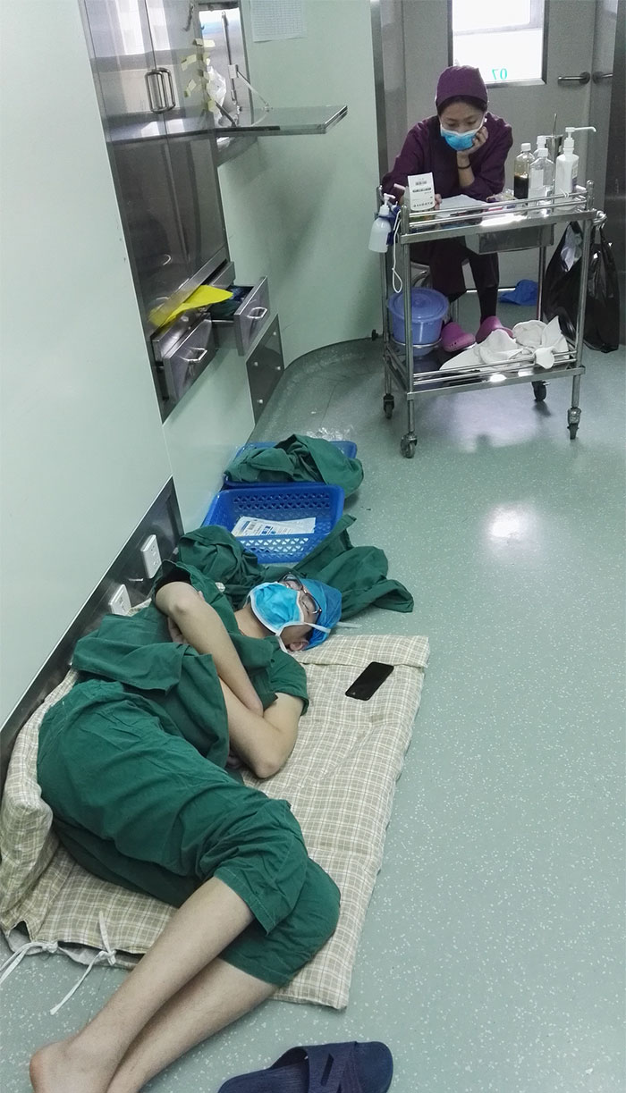 Surgeon Caught Asleep On The Floor After Epic 28-Hour Shift, And Now His Photos Are Going Viral