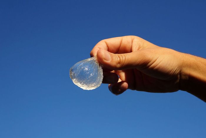 Estas burbujas de agua comestibles podrían remplazar muy pronto a las botellas de plástico