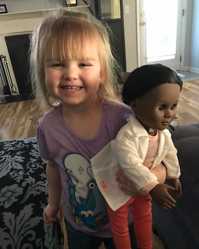 After Cashier Asks 2-Year-Old Girl If She Wants Doll That Looks 'More Like Her,' Toddler Brilliantly Shuts Her Down