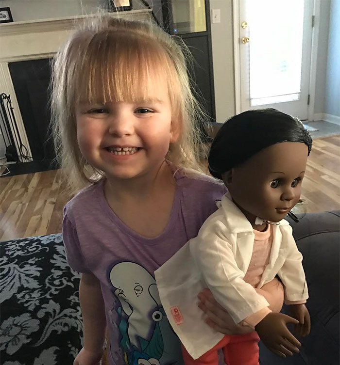 After Cashier Asks 2-Year-Old Girl If She Wants Doll That Looks ‘More Like Her,’ Toddler Brilliantly Shuts Her Down