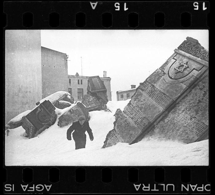 1940: Hombre caminando por las ruinas de una sinagoga destruida por los alemanes en 1939