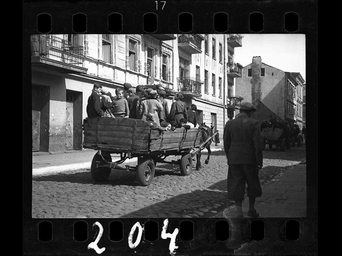 1942: Niños siendo transportados al campo de concentración de Kulmhof