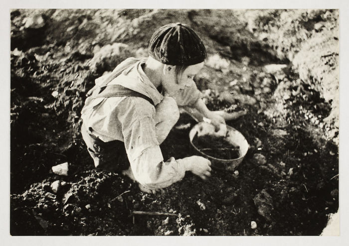 1940-1944: Niño buscando comida