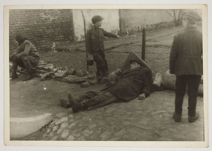 1940-1944: Hombre enfermo tirado en el suelo