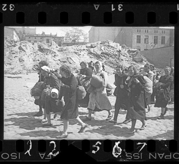 1940-1944: Mujeres siendo deportadas pasan ante las ruinas de la sinagoga