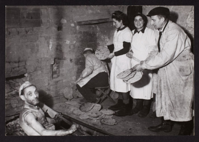 1940: Horneando pan plano