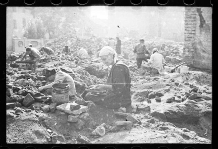 1940-1944: Mujeres buscando restos en las ruinas de la sinagoga destruida