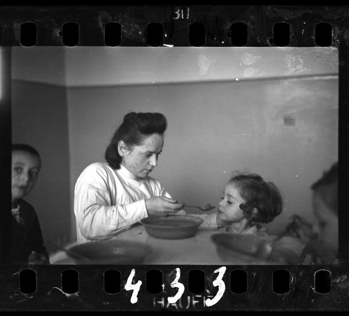 1940-1944: Enfermera alimentando a niños en un orfanato
