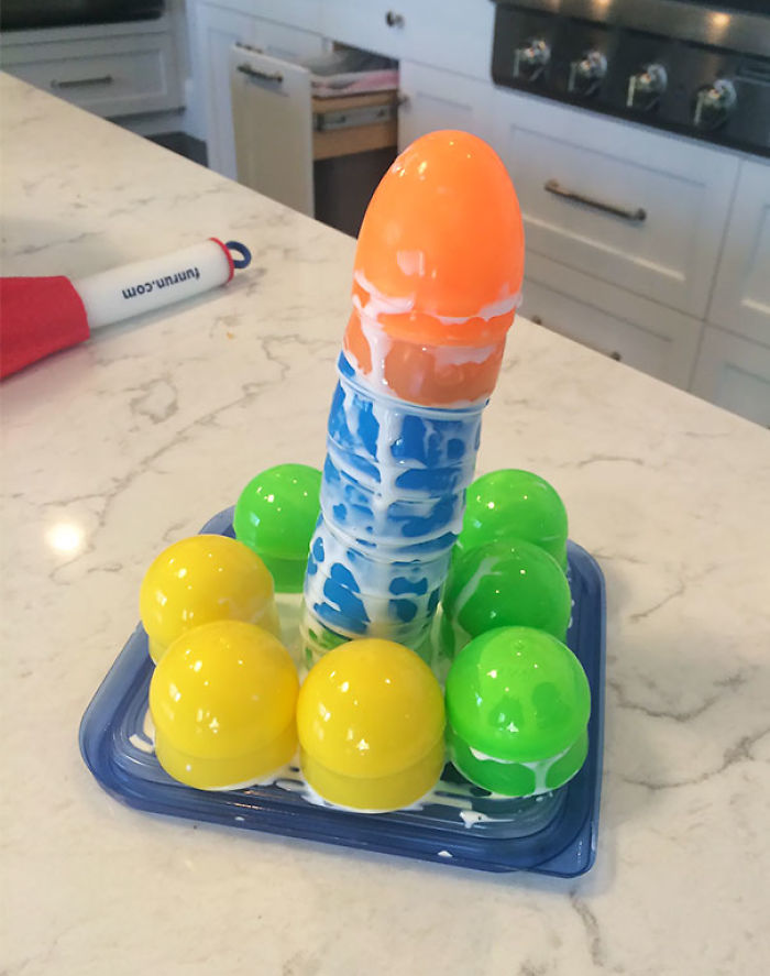 Mi sobrino hizo una "torre de huevos" para llevar a clase en Pascua