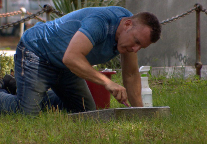 Man Spends His One Day Off Cleaning Forgotten Veterans' Tombstones, And Here Are The Results