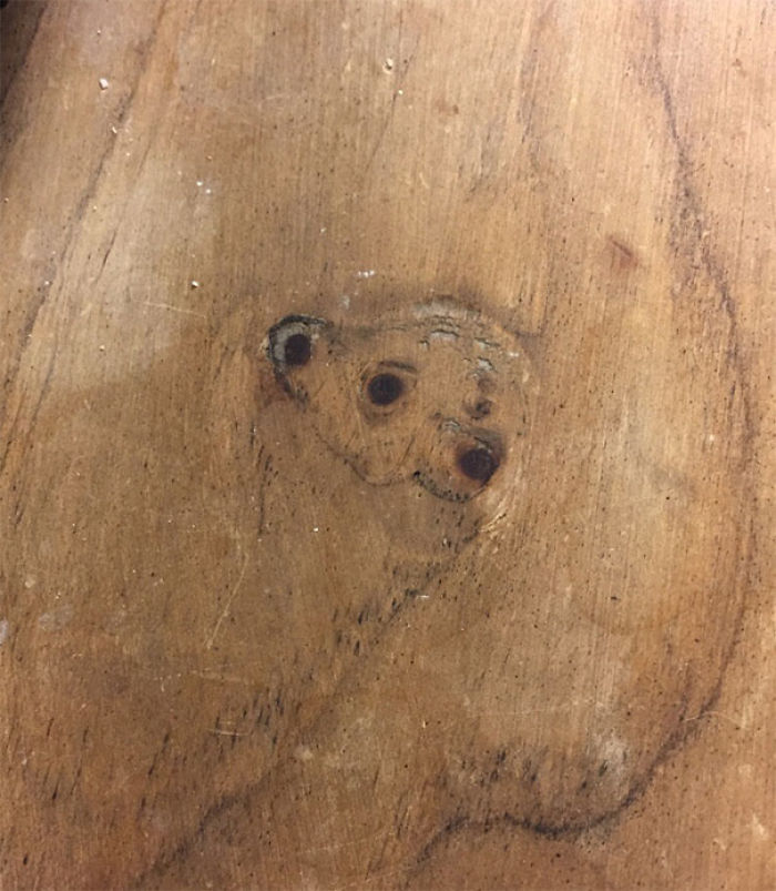 ¿Es un oso sonriente en la madera?