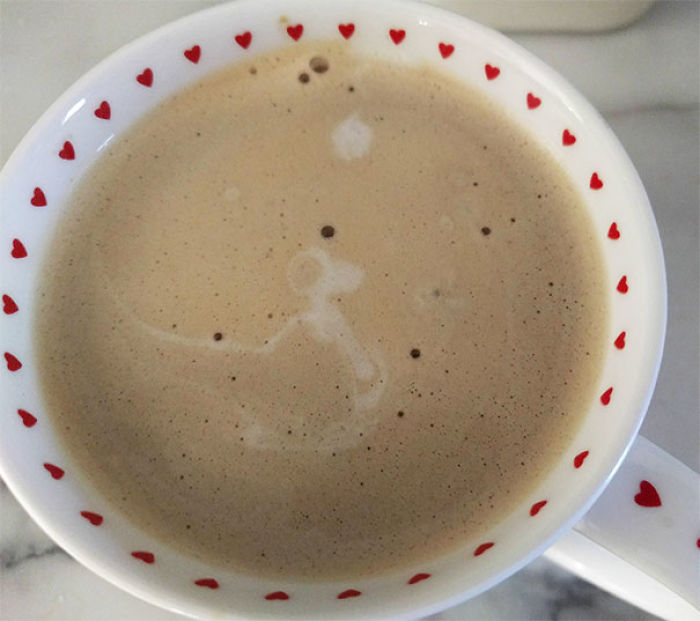 Eché leche en mi café y apareció Snoopy bajo la luna