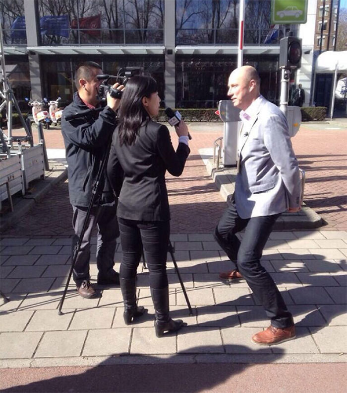 Trabajador holandés entrevistado por la televisión china