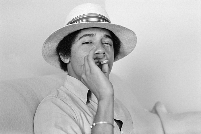 Barack Obama de joven fumando