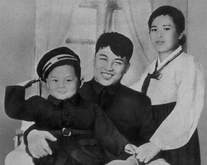 Kim Jong-il con sus padres en 1945