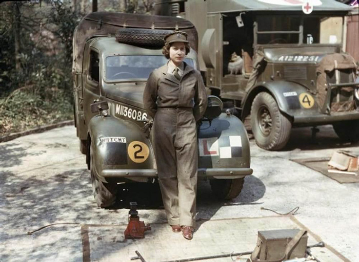 La princesa Isabel de Inglaterra a los 18 años en su servicio auxiliar en la 2ªG.M., conduciendo y reparando vehículos pesados, 1945