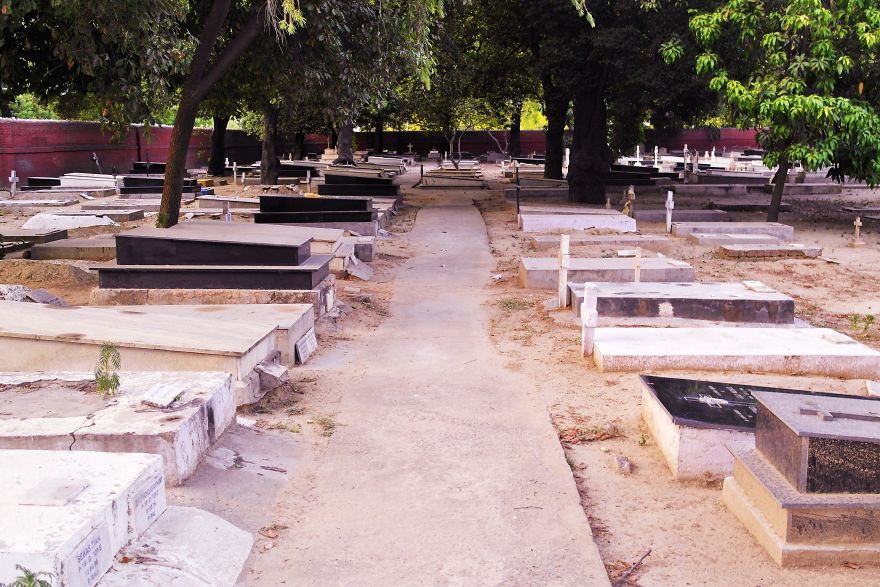 A Magnificent Cemetery Of Delhi - Echoes From The Dusty Corridors Of Time !!