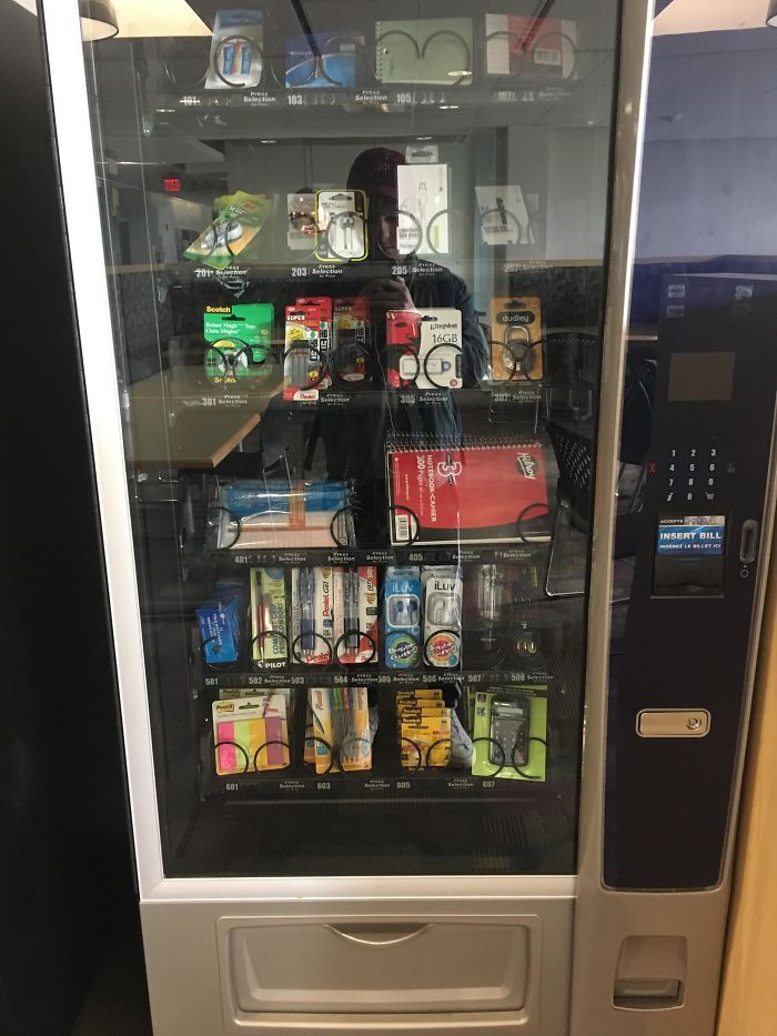 Máquina de vending con material escolar