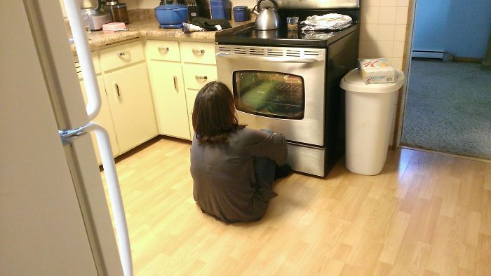 Mi madre con su primer horno con ventana