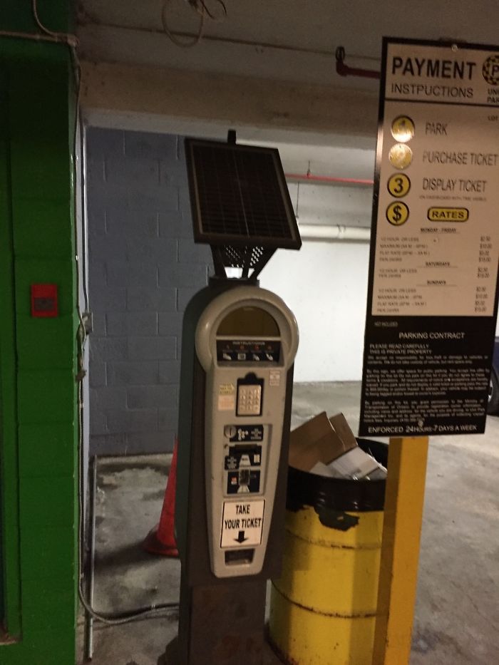 Un parquímetro solar en un garaje subterráneo