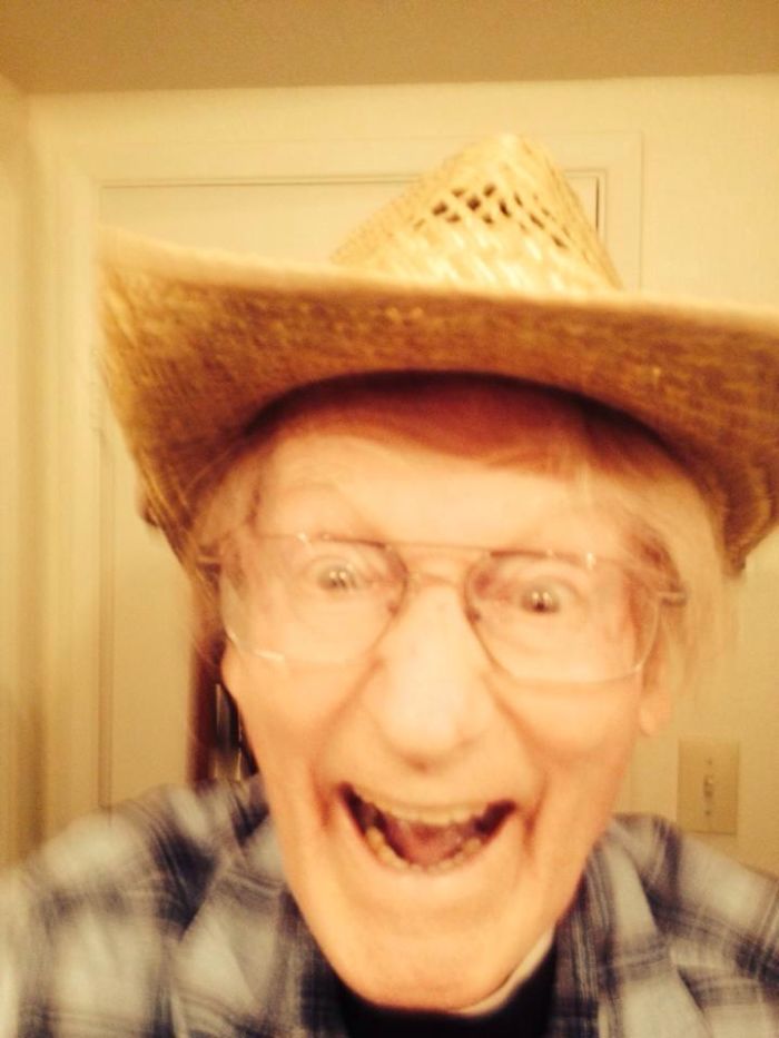 Mi abuelo me mandó este mensaje: "estoy solo en casa, así que me he hecho mi primer selfie"