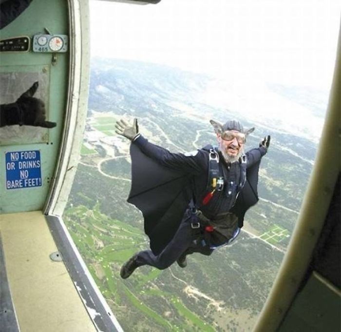 Este anciano saltó del avión disfrazado de Batman o algo parecido