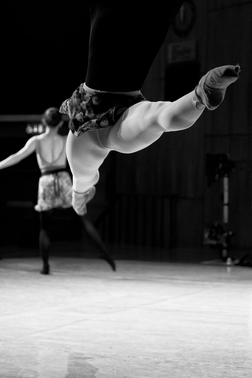 Photographer Captures The Moments Leading Up To A Ballet Performance