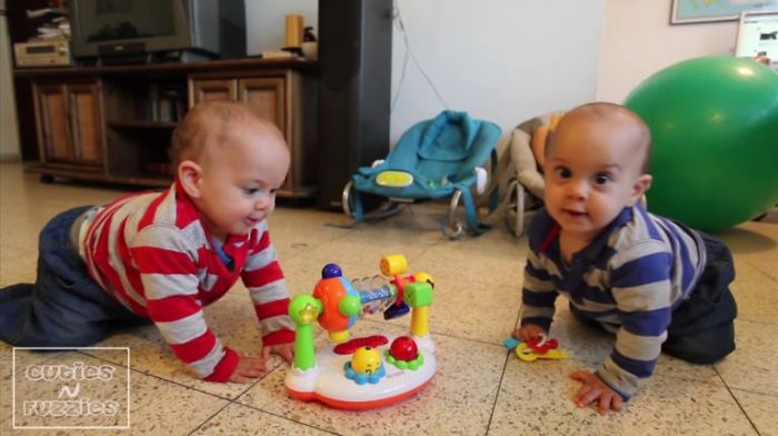 Baby Twins Fascinated As Dad Pushes Button, Break Into Cutest Dance When They Hear Music Play!