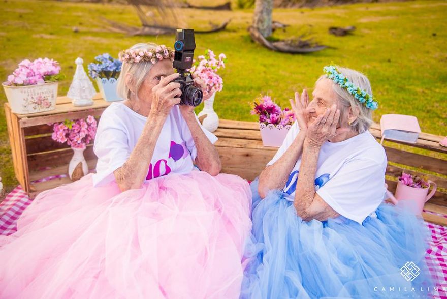 Photographer Captures Twins Celebrating Their 100th Birthday And The Pics Are Just Too Cute