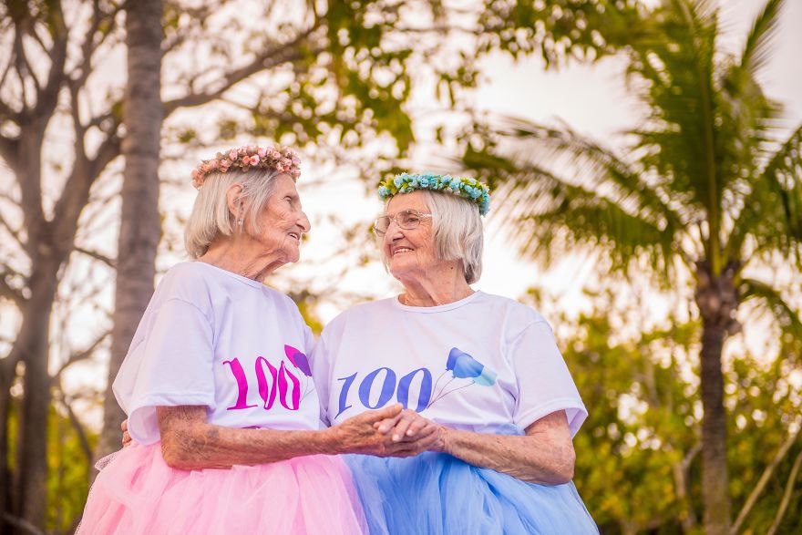 Photographer Captures Twins Celebrating Their 100th Birthday And The Pics Are Just Too Cute