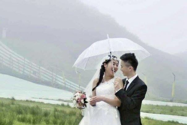 Fifteen Couples From One University Class Hold Mass Wedding Ceremony
