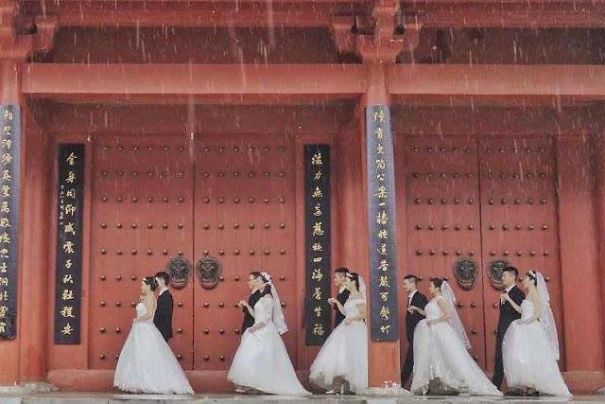 Fifteen Couples From One University Class Hold Mass Wedding Ceremony