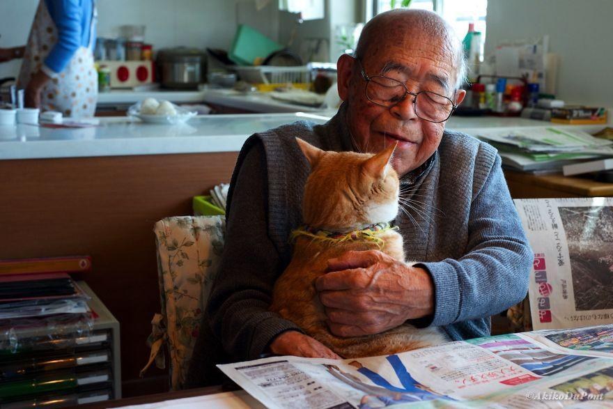 "I Got A Cat For My Sick And Grumpy Grandpa, And He Turned His Life Around" "I Got A Cat For My Sick And Grumpy Grandpa, And He Turned His Life Around"