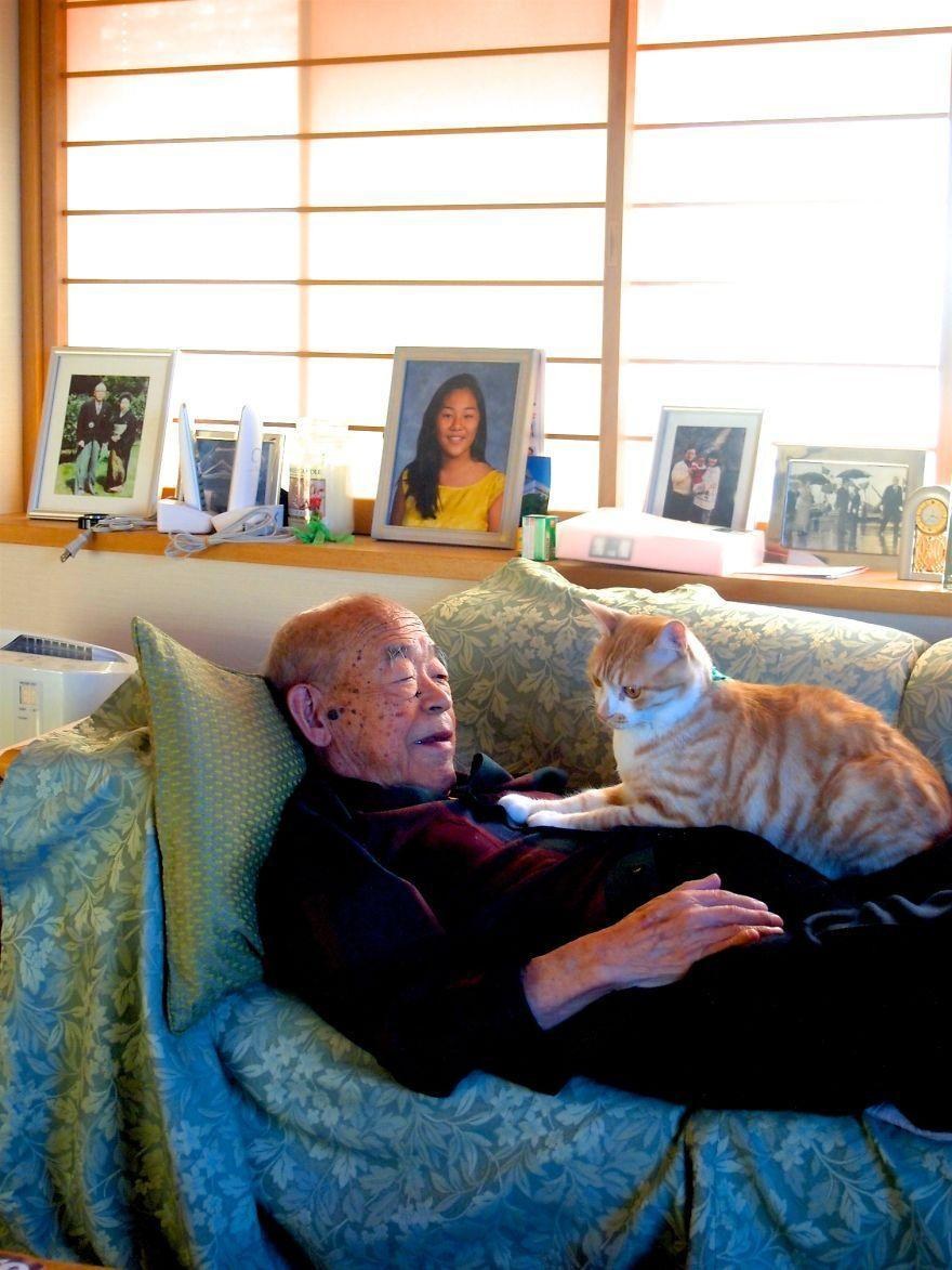 "I Got A Cat For My Sick And Grumpy Grandpa, And He Turned His Life Around" "I Got A Cat For My Sick And Grumpy Grandpa, And He Turned His Life Around"