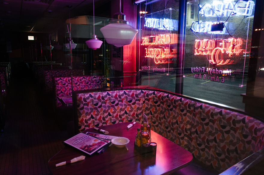 I Captured The Bustling Establishments Of Chicago Taking A Break.