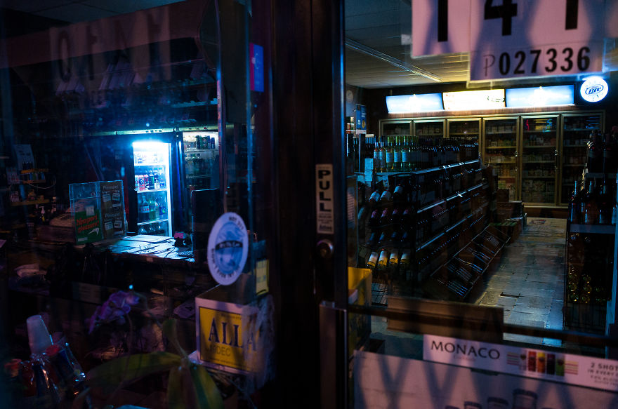 I Captured The Bustling Establishments Of Chicago Taking A Break.