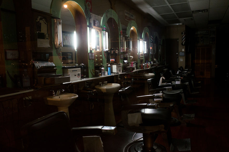 I Captured The Bustling Establishments Of Chicago Taking A Break.