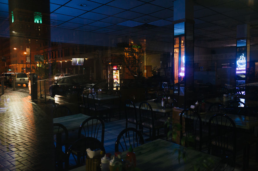 I Captured The Bustling Establishments Of Chicago Taking A Break.