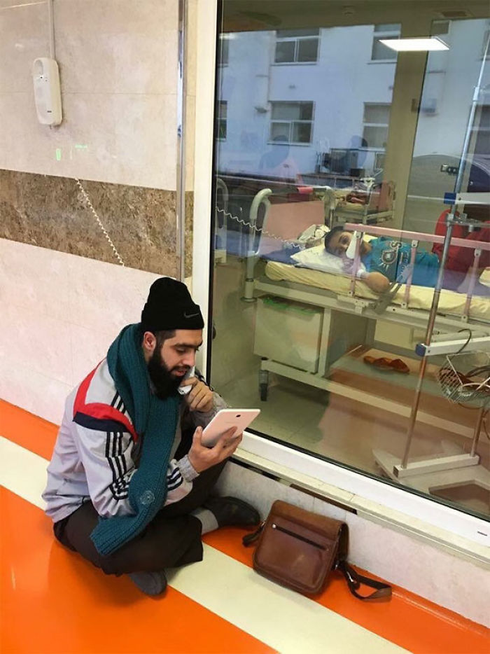 Este chico iraní sufre cáncer, su profesor le visita cada día en el hospital para contarle lo que han aprendido