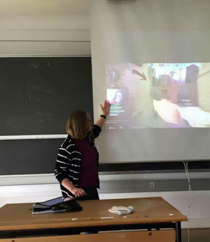Se saltó la clase para jugar online y retransmitirlo, la profesora se enteró y ahora están viéndole en clase