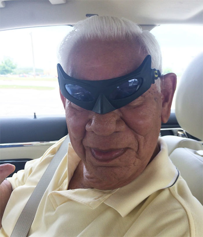 Me dejé mis gafas de Batman en el coche de mi abuelo, luego me mandó esta foto
