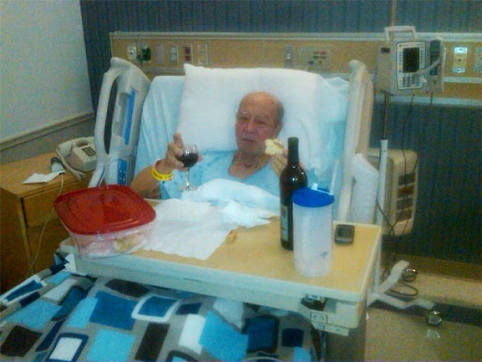 Mi abuelo italiano está en el hospital. Le preguntamos si quería algo y dijo que vino y pasteles de crema