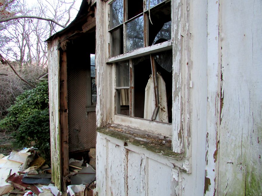 The Strange, Derelict Beauty Of The Abandoned Home.