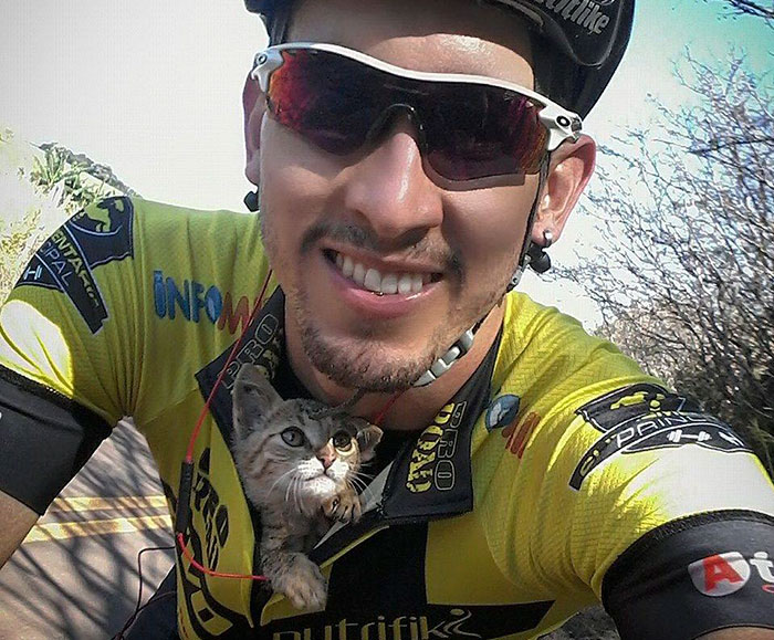Cyclist Saves A Lost Kitten By Tucking Him In His Shirt, The Cat Can’t Stop Kissing Him