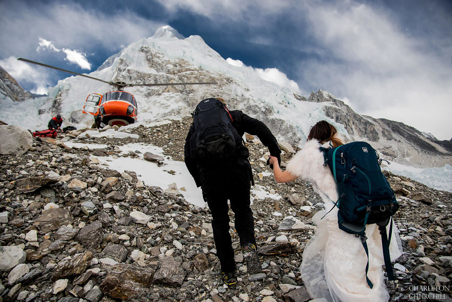 Couple Gets Married On Mount Everest After Trekking For 3 Weeks, And Their Wedding Photos Are Epic