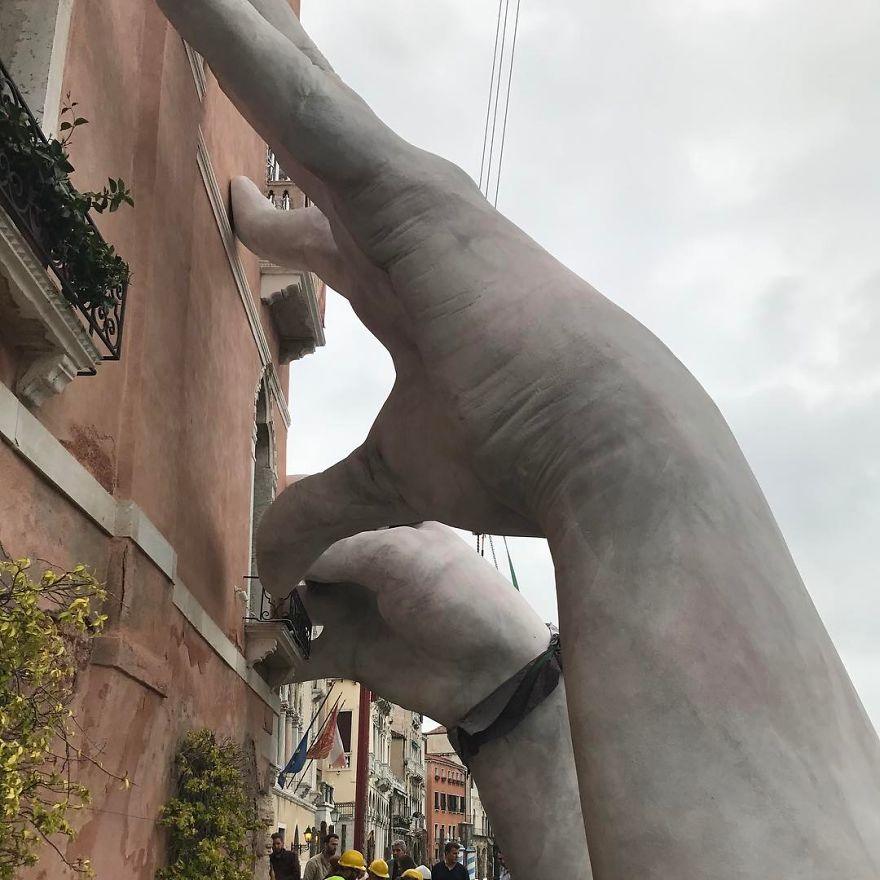Unas manos gigantes emergen de un canal de Venecia para enviar un potente mensaje sobre el cambio climático