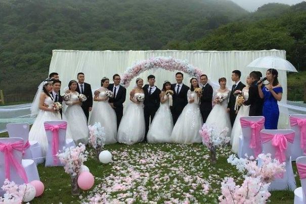 Fifteen Couples From One University Class Hold Mass Wedding Ceremony