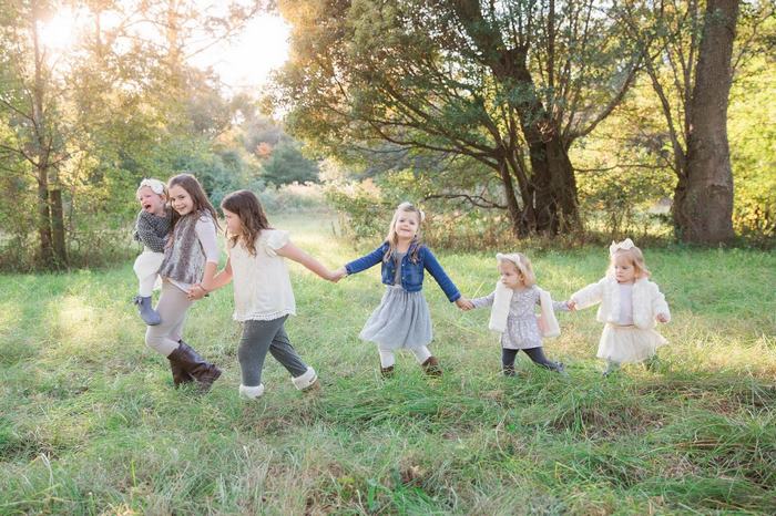 This Photo Of Color-Coded Grandchildren Is Going Viral, And It Shows Just How Much One Family Can Grow