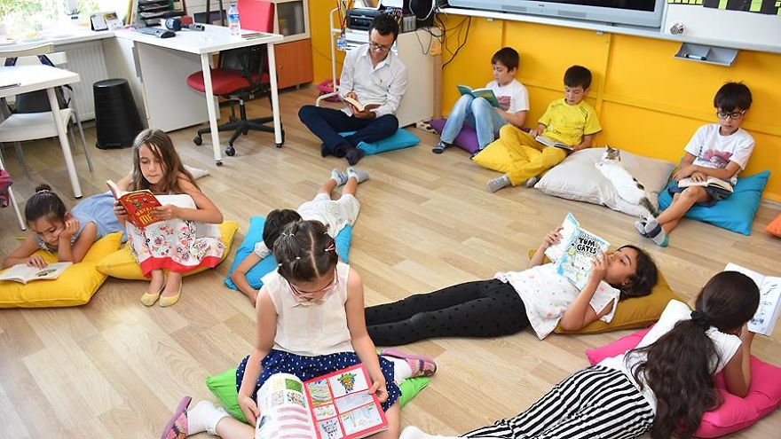 Teacher Transforms Classroom Into A Comfy Home-Like Place, Adopts Cats To Educate His Students Teacher Transforms Classroom Into A Comfy Home-Like Place, Adopts Cats To Educate His Students