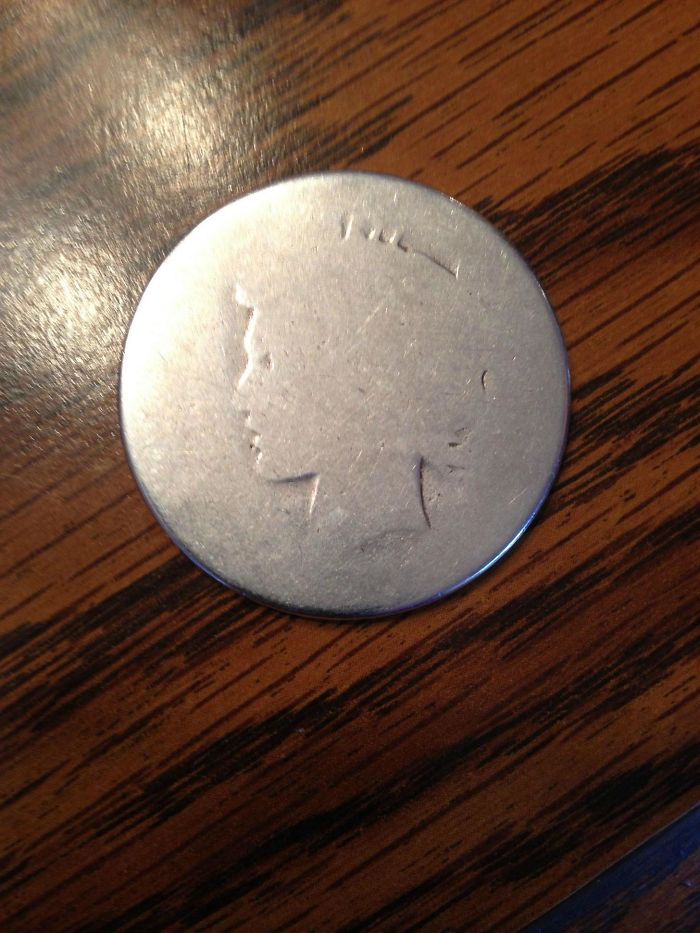 Mi abuelo ha llevado en su bolsillo este dólar de plata desde 1952